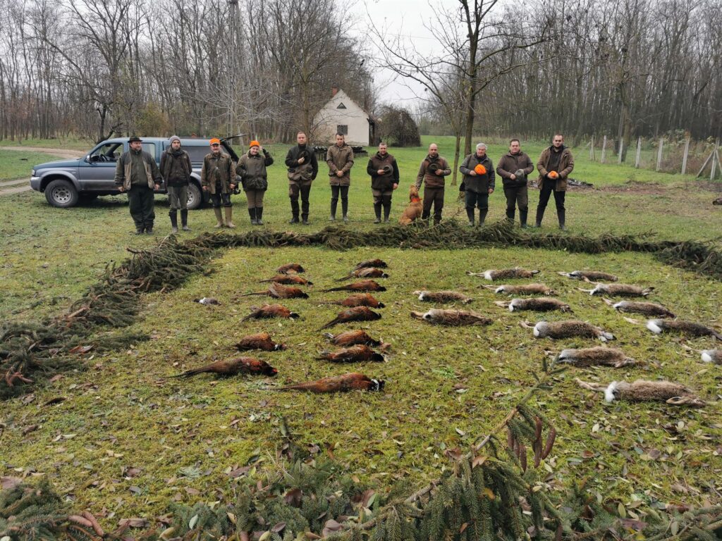 Apróvad-teríték és vadászok a vadászház előtt