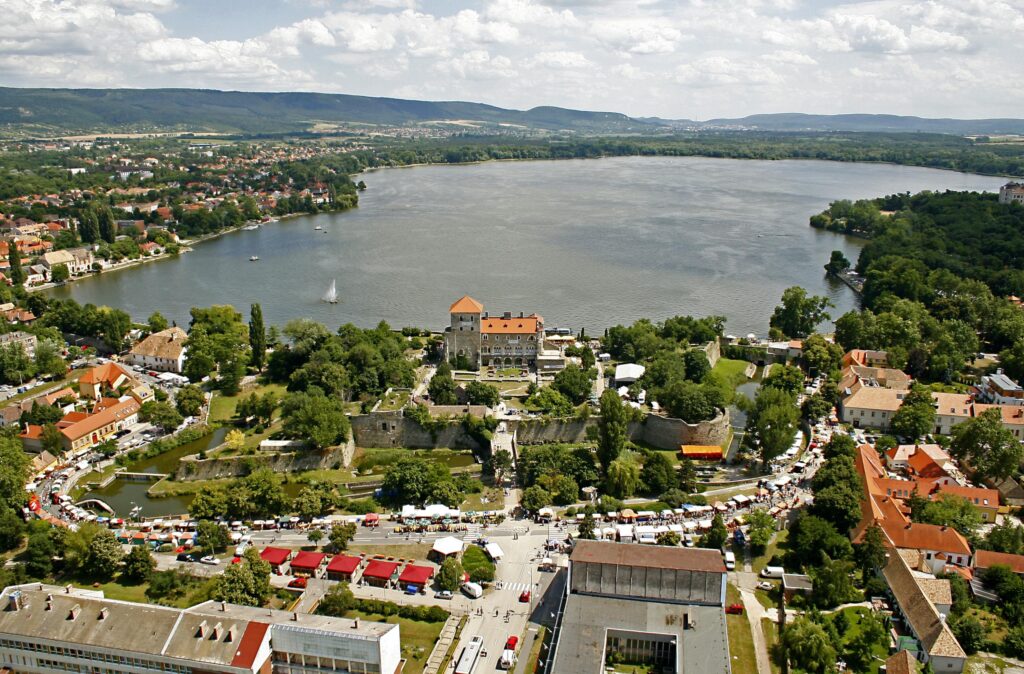 Tatai vár és Öreg-tó