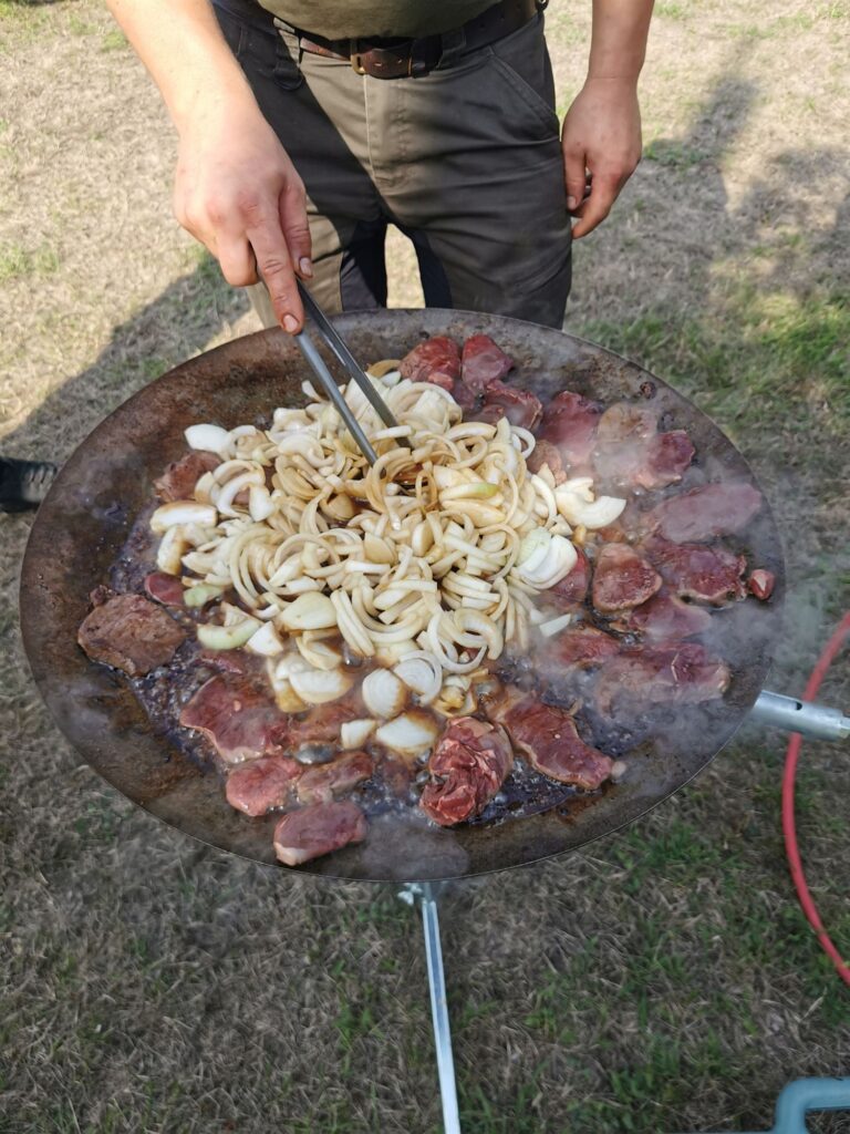 Vadhús sül a szabadtéri tárcsán